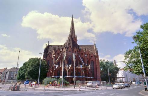 ARH Slg. Bürgerbüro 856, Blick auf die Christuskriche und die im Bau befindliche Schloßwender Straße Ecke an der Christuskirche, Hannover-Nordstadt, 1997