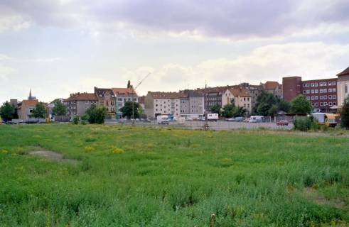 ARH Slg. Bürgerbüro 864, Blick über eine Wiese auf ein Wohngebiet, Hannover-Nordstadt, 1997