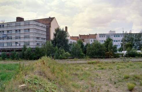 ARH Slg. Bürgerbüro 865, Blick auf ein Wohngebäude mit Gerüst und weitere Gebäude, Hannover-Nordstadt, 1997