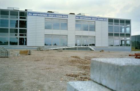 Archiv der Region Hannover, ARH Slg. Bürgerbüro 921, Leerstehendes Gebäude im Expo-Park, Mittelfeld, 2001