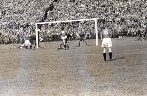 ARH Slg. Fratzer 01-006/00012, Endspiel der Deutschen Meisterschaft 1954 in Hamburg, Hannover 96 gegen Kaiserslautern, Hamburg, 1954