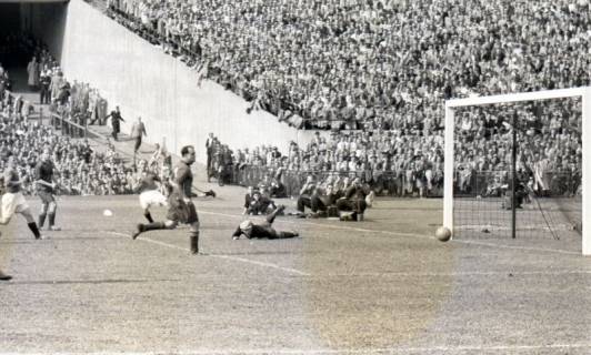 ARH Slg. Fratzer 01-006/00017, Endspiel der Deutschen Meisterschaft 1954 in Hamburg, Hannover 96 gegen Kaiserslautern, Hamburg, 1954