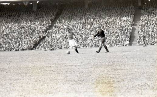 ARH Slg. Fratzer 01-006/00019, Endspiel der Deutschen Meisterschaft 1954 in Hamburg, Hannover 96 gegen Kaiserslautern, Hamburg, 1954