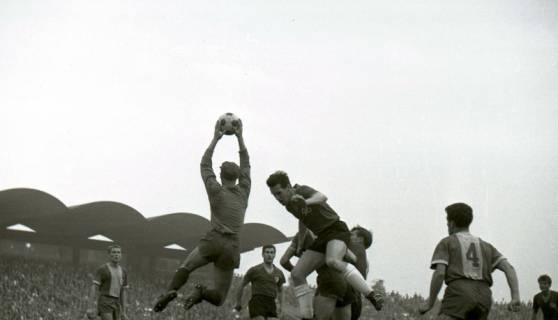 ARH Slg. Fratzer 01-0013/00014, Fußball Bundesliga 1964, Hannover 96 gegen Eintracht Braunschweig, Hannover, 1964