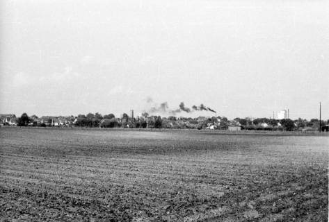 ARH Slg. Fritsche 126, Blick auf Burgdorf mit Silo, Schornstein und Konservenfabrik, Burgdorf, ohne Datum