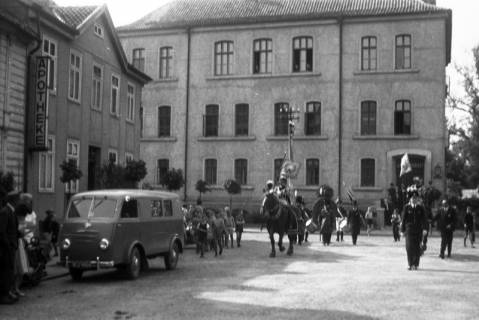 ARH Slg. Fritsche 213, Schützenfestumzug mit dem Amtsgericht im Hintergrund, Burgdorf, ohne Datum