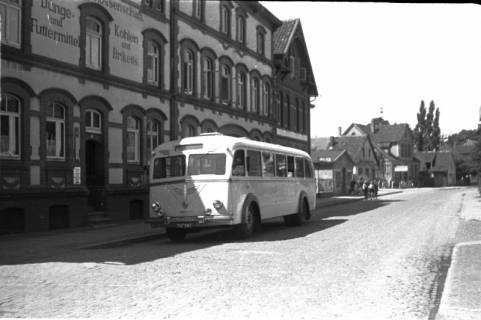 ARH Slg. Fritsche 214, Busabfahrt in der Bahnhofstraße zum Werk der Elwerath Nienhagen (BEB), Burgdorf, zwischen 1948/1956