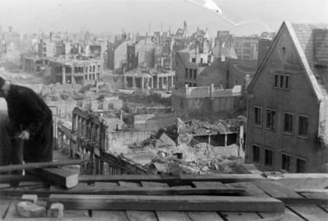 ARH Slg. Janthor 0024, Blick von der im Wiederaufbau befindlichen Marktkirche auf die zerstörte Innenstadt, Hannover, 1947