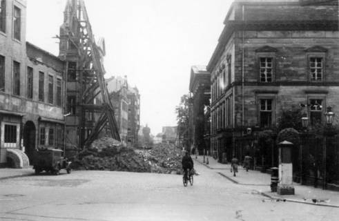 ARH Slg. Janthor 0041, Leinstraße nach einem Angriff, Hannover, 1944