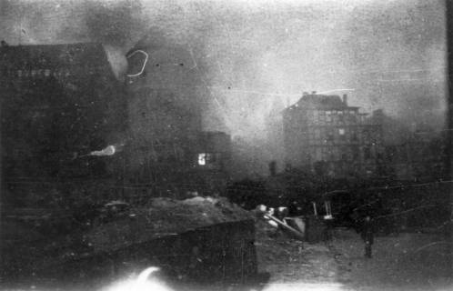 ARH Slg. Janthor 0078, Brennende Altstadt rund um den Beginenturm kurz nach einem Luftangriff, Hannover, 1944
