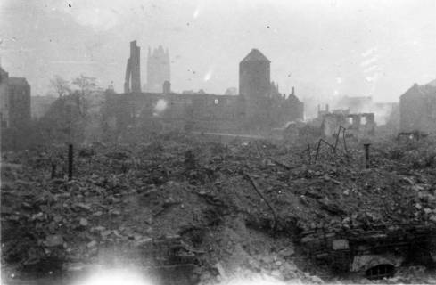 ARH Slg. Janthor 0079, Rauchende Trümmer der Altstadt nach einem Luftangriff, Hannover, 1944