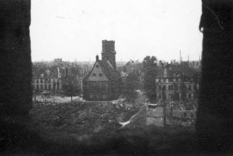 ARH Slg. Janthor 0083, Blick vom Beginenturm auf die zerstörte Calenberger Neustadt und Kirche, Hannover, 1944