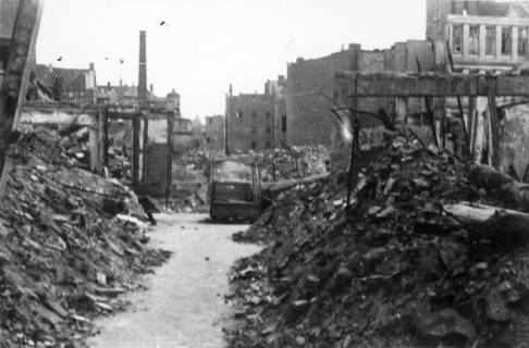 ARH Slg. Janthor 0110, Durchgang vom Reithof zur Burgstraße 40, Hannover, 1944