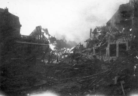 ARH Slg. Janthor 0124, Schloßstrasse nach einem Angriff, Hannover, 1945