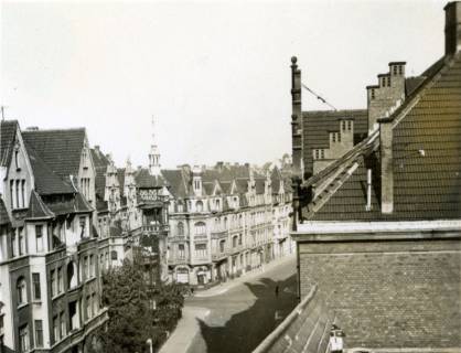 ARH Slg. Janthor 0239, Blick von einem Dach in eine Straße (Kestnerstraße?), Hannover, um 1940