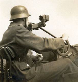 ARH Slg. Janthor 0251, Soldat an einer Flak (Flugabwehrkanone), Hannover, um 1940