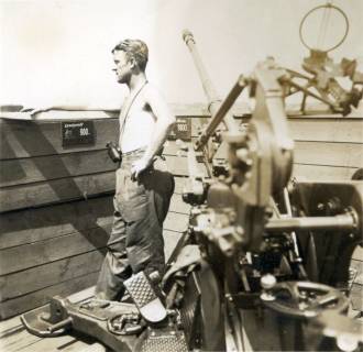 ARH Slg. Janthor 0254, Soldat neben einer Flak (Flugabwehrkanone) an der Kestnerstraße, Hannover, um 1940