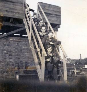 ARH Slg. Janthor 0258, Gruppenfoto von Soldaten an einer Flakstellung am Welfenplatz, Hannover, 1941