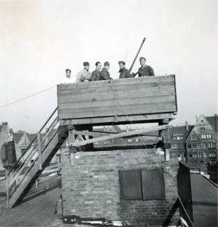 ARH Slg. Janthor 0259, Gruppenfoto von Soldaten an einer Flakstellung (an der Kestnerstraße?), Hannover, um 1940