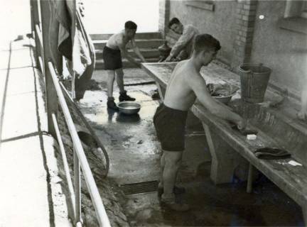 ARH Slg. Janthor 0282, Soldaten beim Wäschewaschen auf dem Kasernengelände, Hannover?, um 1940
