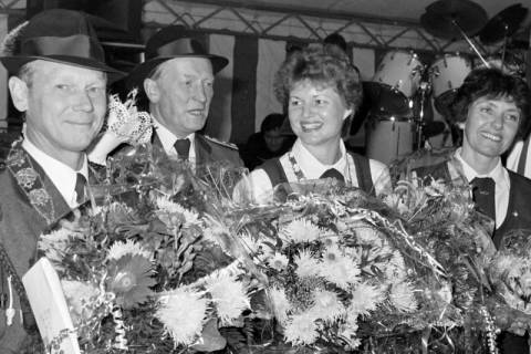 ARH Slg. Weber 02-001/0005, V.l. Schützenkönig Hans-Joachim Schulz, Geschäftsführer der Ottomar-von-Reden-Schützengesellschaft Günter Langner, N.N. und Bärbel Schulz in einem Festzelt, Gehrden, zwischen 1980/1990