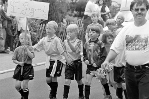 ARH Slg. Weber 02-001/0008, Ausmarsch beim Schützenfest mit der F-Jugend und ihrem Trainer Henning Willimek, Gehrden, zwischen 1980/1990