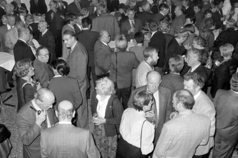 ARH Slg. Weber 02-001/0011, Personen bei einem Umtrunk in einem Saal, zwischen 1980/1990