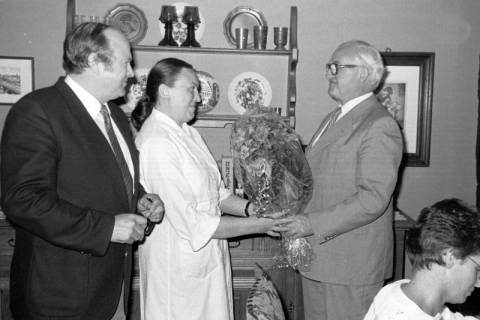 ARH Slg. Weber 02-001/0015, Gastwirt Heinz Gröne und seine Ehefrau Thea vom Ratskeller Gehrden erhalten einen Blumenstrauß von Bürgermeister Helmut Oberheide, Gehrden, zwischen 1980/1990