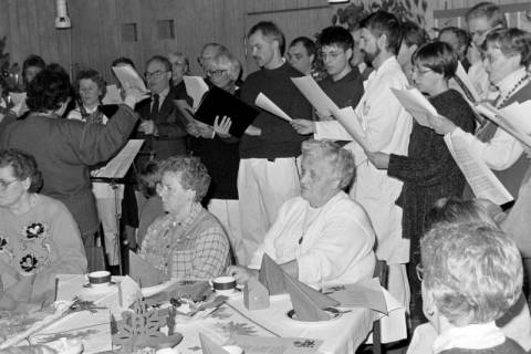 ARH Slg. Weber 02-001/0021, Auftritt eines Chors für Senioren in der Weihnachtszeit, zwischen 1980/1990
