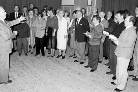 ARH Slg. Weber 02-002/0002, Auftritt des gemischten Chors Leveste im Saal des Gasthauses Behnsen, Leveste, zwischen 1980/1990