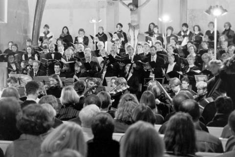 ARH Slg. Weber 02-002/0007, Auftritt eines gemischten Chors mit Orchester in der Margarethenkirche, Gehrden, zwischen 1980/1990