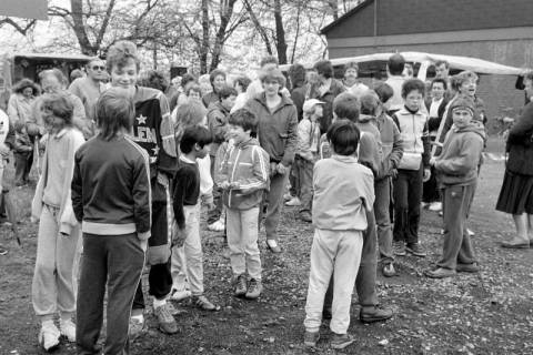 ARH Slg. Weber 02-002/0017, Kinder und Erwachsene beim Volkswandertag beim TV Jahn Leveste, zwischen 1980/1990