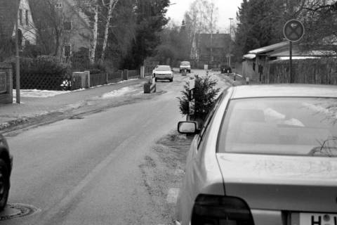 ARH Slg. Weber 02-003/0002, Franzburger Straße mit verkehrsberuhigenden Maßnahmen in Zu- und Abfahrt zum Robert-Koch-Krankenhaus, Gehrden, nach 1996