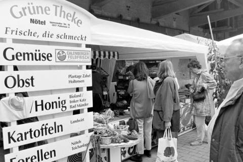 ARH Slg. Weber 02-003/0011, Eine Hinweistafel zu Produkten und Verkäufern auf einem Markt? neben dem Marktstand Grüne Theke Nötel, zwischen 1980/1990
