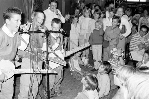 ARH Slg. Weber 02-004/0005, Drei Jungen singen vor Kindern und Erwachsenen auf einer Karnevalsveranstaltung?, zwischen 1980/1990