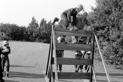 ARH Slg. Weber 02-004/0007, Mitglieder der Jugendfeuerwehr klettern über eine Bretterwand, zwischen 1980/1990