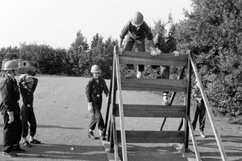 ARH Slg. Weber 02-004/0008, Mitglieder der Jugendfeuerwehr klettern über eine Bretterwand, zwischen 1980/1990