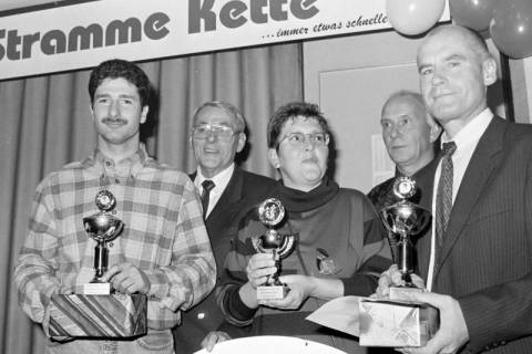 ARH Slg. Weber 02-004/0014, Siegerehrung von der Vereinsmeisterschaft der Radsportgruppe Stramme Kette, Mitbegründer Rudolf Lemke (zweiter von links), Gehrden, zwischen 1980/1990