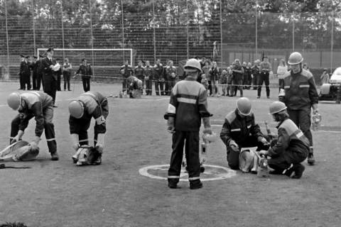 ARH Slg. Weber 02-006/0004, Mitglieder der Jugendfeuerwehr bei der Abnahme der Leistungsspange auf der Sportanlage Lange Feldstraße, Gehrden, zwischen 1980/1990