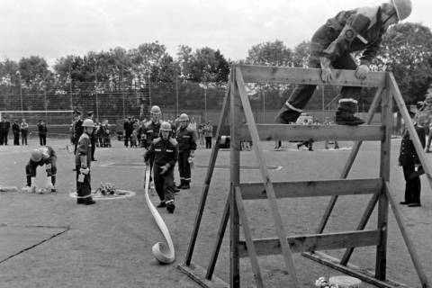 ARH Slg. Weber 02-006/0005, Mitglieder der Jugendfeuerwehr bei der Abnahme der Leistungsspange auf der Sportanlage Lange Feldstraße, Gehrden, zwischen 1980/1990