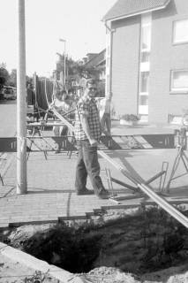ARH Slg. Weber 02-006/0007, Arbeiter mit einer Kabeltrommel an der Dammstraße, Gehrden, zwischen 1980/1990