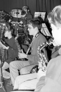 ARH Slg. Weber 02-007/0003, Ein Junge spielt in der Schülerband des Matthias-Claudius-Gymnasiums Saxophon, Gehrden, zwischen 1980/1990