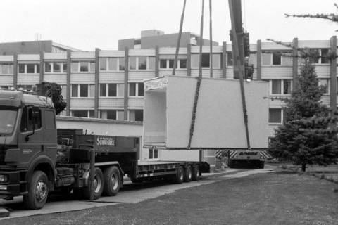 ARH Slg. Weber 02-007/0010, Anlieferung eines Baucontainers? durch einen Kran vor dem Robert-Koch-Krankenhaus, Gehrden, nach 1994