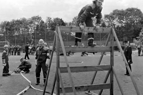 ARH Slg. Weber 02-008/0006, Mitglieder der Jugendfeuerwehr bei der Abnahme der Leistungsspange auf der Sportanlage Lange Feldstraße, Gehrden, zwischen 1980/1990
