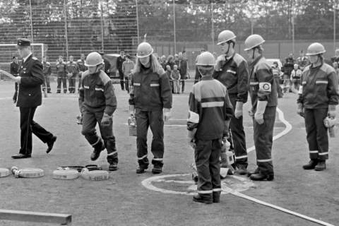 ARH Slg. Weber 02-008/0007, Mitglieder der Jugendfeuerwehr bei der Abnahme der Leistungsspange auf der Sportanlage Lange Feldstraße, Gehrden, zwischen 1980/1990
