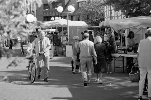 ARH Slg. Weber 02-008/0012, Blick auf den Wochenmarkt auf dem Steinweg, Gehrden, zwischen 1980/1990