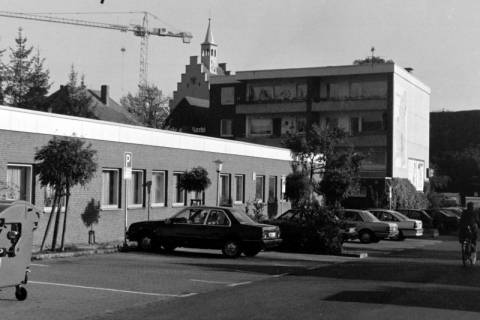 ARH Slg. Weber 02-008/0014, Blick vom sogenannten Postparkplatz zwischen Dammstraße und Hornstraße auf die Post, im Hintergrund das Café am Markt und die Margarethenkirche, Gehrden, nach 1986