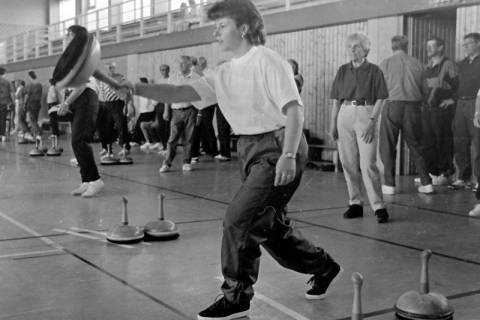 ARH Slg. Weber 02-009/0001, Eine Frau bei einem Stockschieß-Turnier der Behindertensportgemeinschaft Calenberg in der Sporthalle Lange Feldstraße, Gehrden, zwischen 1980/1990
