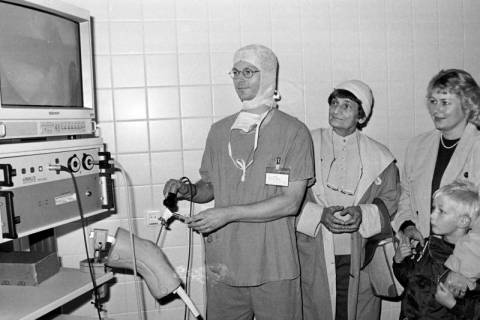 ARH Slg. Weber 02-009/0008, Dr. Meyer-Rath führt beim Tag der offenen Tür im Robert-Koch-Krankenhaus eine Untersuchung an einem Knie-Nachbau vor, Gehrden, nach 1986