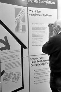 ARH Slg. Weber 02-010/0005, Ein Mann steht vor einer Ausstellung zum Thema "SynergieHaus", zwischen 1980/1990